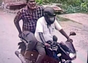 ಕಾರಿನ ಗ್ಲಾಸ್ ಒಡೆದು ಲಕ್ಷಾಂತರ ಹಣ ಅಬೇಸ್