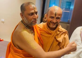 ಆನೆಗೊಂದಿಯಲ್ಲಿರುವ ನವವೃಂದಾವನ ಗಡ್ಡೆ ಪೂಜೆ ವಿವಾದ; ಶ್ರೀಗಳ ಚರ್ಚೆ