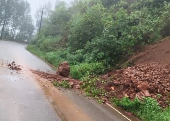 ಧಾರಾಕಾರ ಮಳೆ.. ಕುಸಿದ ಚಂದ್ರದ್ರೋಣ ಗುಡ್ಡ..!