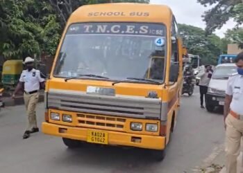 ಎಣ್ಣೆ ಏರಿಸಿ ಸ್ಕೂಲ್‌ ವ್ಯಾನ್‌ ಡ್ರೈವ್..!