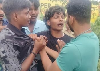 ನಡುರಸ್ತೆಯಲ್ಲೇ ಸ್ನೇಹಿತನಿಗೆ ಹಿಗ್ಗಾಮುಗ್ಗಾ ಥಳಿತ