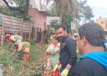 ರಸ್ತೆ ಸ್ವಚ್ಛಗೊಳಿಸಿದ ಸಚಿವ ಸಂತೋಷ್ ಲಾಡ್