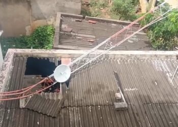 ಬಿರುಗಾಳಿಗೆ ಮನೆ ಮೇಲೆ ಬಿದ್ದ ನೆಟ್ವರ್ಕ್