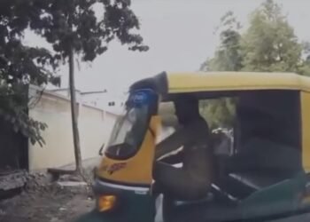 ಚಲಿಸುತ್ತಿದ್ದ ಕಾರಿನ ಮೇಲೆ ಬಿದ್ದ ಮರ