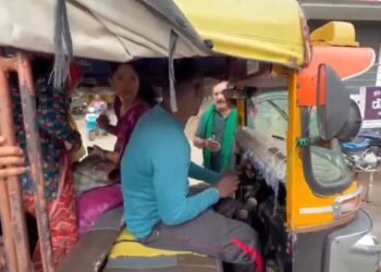 ಕಲ್ಲು ಹಿಡಿದು ಬೆದರಿಕೆ ಹಾಕಿದ ನಾಯಕ