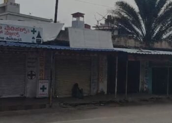 ಭದ್ರಾ ನೀರಿಗಾಗಿ ಒತ್ತಾಯಿಸಿ ಹೊಸದುರ್ಗ ಪಟ್ಟಣ ಬಂದ್