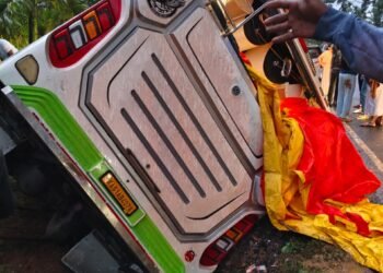 ಮಂಜಿನಿಂದಿಗಾ ಪ್ರವಾಸಿಗರಿದ್ದ ಬಸ್ ಪಲ್ಟಿ