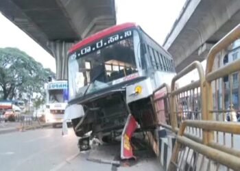 ಬ್ರೇಕ್ ಫೇಲ್ ಆಗಿ ಡಿವೈಡರ್ ಗೆ ಬಸ್ ಡಿಕ್ಕಿ