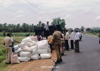 ಅಕ್ರಮವಾಗಿ ಅಕ್ಕಿ ಸಾಗಾಟ ಮಾಡುತ್ತಿದ್ದ ವಾಹನ ಸೀಜ್