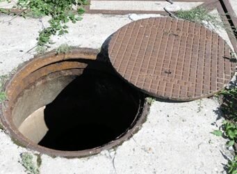 ತೆರೆದಿದ್ದ UGD ಮ್ಯಾನ್ ಹೋಲ್ ಗೆ ಬಿದ್ದ ಯುವತಿ