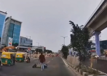 ಗುಂಡಿ ಗಂಡಾಂತರ: ಬೈಕ್ ಸವಾರ ಬಚಾವ್!