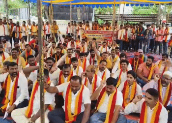 ಪಠ್ಯದಲ್ಲಿ ತ್ರಿಭಾಷಾ ನೀತಿ ಅಳವಡಿಸುವುದನ್ನು ವಿರೋಧಿಸಿ ಪ್ರತಿಭಟನೆ