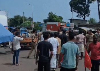 ಮುಷ್ಕರ ನಿರತ ಸಿಪಿಐಎಂ ಕಾರ್ಯಕರ್ತರಿಗೆ ಪೊಲೀಸ್‌ ಲಾಠಿ ಚಾರ್ಜ್‌