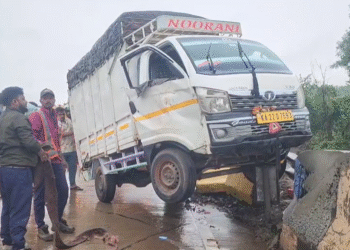 ನಿಯಂತ್ರಣ ತಪ್ಪಿ ಡಿವೈಡರ್‌ ಮೇಲೆ ಹತ್ತಿದ ಗೂಡ್ಸ್‌