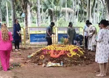 ಸರೋಜಾದೇವಿ ಸಮಾದಿಗೆ ಹಾಲು ತುಪ್ಪ ಕಾರ್ಯ