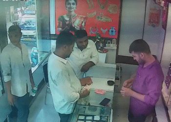 100 ರೂಪಾಯಿ ಬೆಳ್ಳಿ ಖರೀದಿಸಿ 2.28 ಲಕ್ಷ ಮೌಲ್ಯದ ಚಿನ್ನ ಕದ್ದೊಯ್ದ ಖದೀಮರು !