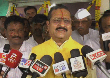`ದೀಪ ಆರುವ ಮುನ್ನ ಹೆಚ್ಚು ಉರಿಯುತ್ತದೆ’ : ಕೂಡಲಸಂಗಮ ಶ್ರೀಗಳ ಪರ ಬ್ಯಾಟ್ ಬೀಸಿದ ಯತ್ನಾಳ್