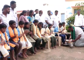 ಖಾಸಗಿ ಶಾಲೆ ತೊರೆದು ಕನ್ನಡ ಶಾಲೆಗೆ ಬಂದ ವಿದ್ಯಾರ್ಥಿಗಳಿಗೆ ಪಾದ ಪೂಜೆ ಮಾಡಿದ ರೈತ !