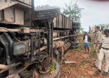 ಸಾರಿಗೆ ಬಸ್ ಪಲ್ಟಿ: 21 ಜನರಿಗೆ ಗಾಯ