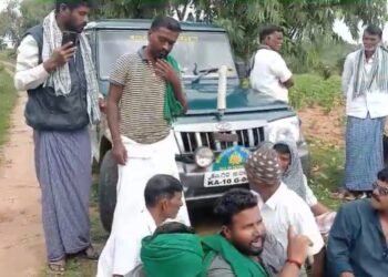 ಅಧಿಕಾರಿಗೆ ದಿಗ್ಬಂಧನ ಹಾಕಿ ಪ್ರತಿಭಟನೆ