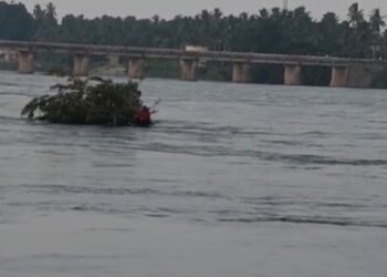 ನದಿಯಲ್ಲಿ ಸಿಲುಕಿದ್ದ ಮಹಿಳೆಯ ರಕ್ಷಣೆ