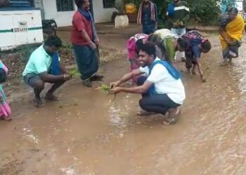 ಕೆಸರಿನಂತಾದ ರಸ್ತೆಯಲ್ಲಿ ಭತ್ತ ನಾಟಿ ಮಾಡಿ ಆಕ್ರೋಶ