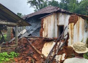 ಭಾರೀ ಮಳೆಗೆ ಮನೆಯ ಗೋಡೆ ಧರಾಶಾಹಿ