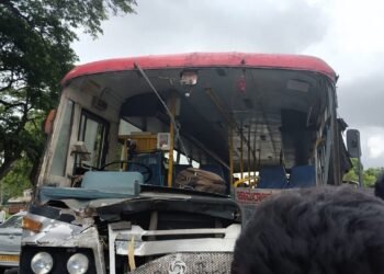 ಏಕಾಏಕಿ ಬ್ರೇಕ್ ಹಾಕಿದ ಲಾರಿ, ಹಿಂಬದಿಯಿಂದ ಬಸ್ ಡಿಕ್ಕಿ