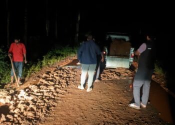 ಸ್ವಂತ ಹಣದಿಂದ ರಸ್ತೆ ಗುಂಡಿ ಮುಚ್ಚಿದ ಯುವಕರು