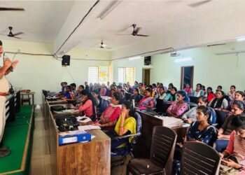 ಪೊಲೀಸ್ ಅಧಿಕಾರಿಯಿಂದ ಜಾಗೃತಿ ಕಾರ್ಯಕ್ರಮ