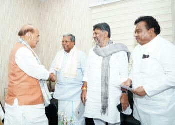 ರಕ್ಷಣಾ ಸಚಿವರ ಭೇಟಿ ಮಾಡಿ ಬೇಡಿಕೆ ಸಲ್ಲಿಸಿದ ಸಿಎಂ ಸಿದ್ದು ನಿಯೋಗ