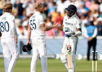 ಲಾರ್ಡ್ಸ್ ಅಖಾಡದಲ್ಲಿ ಭಾವುಕ ಕ್ಷಣ: ಸೋಲಿನ ನೋವಲ್ಲಿ ಕಣ್ಣೀರಿಟ್ಟ ಸಿರಾಜ್‌ಗೆ ಆಂಗ್ಲರ ಆತ್ಮೀಯ ಸಾಂತ್ವನ!