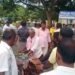 ರಸ್ತೆಗೆ ಬಿದ್ದ ಮರವನ್ನು ತೆರವು ಮಾಡಿದ ಗ್ರಾಮಸ್ಥರು | ಬೆಸ್ಕಾಂ ಅಧಿಕಾರಿಗಳ ವಿರುದ್ದ ಆಕ್ರೋಶ