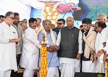 ಸಾಧನಾ ಸಮಾವೇಶ | ಚರ್ಚೆಗೆ ಬರುವಂತೆ ಪ್ರತಿಪಕ್ಷಗಳಿಗೆ ಸವಾಲೆಸೆದ ಸಿಎಂ ಸಿದ್ದರಾಮಯ್ಯ