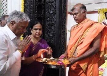 ಕೇಂದ್ರ ಸಚಿವ ವಿ ಸೋಮಣ್ಣ ಸಿದ್ದಗಂಗಾ ಮಠಕ್ಕೆ ಭೇಟಿ