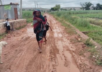 ರಸ್ತೆಯೋ, ಕೆಸರು ಗದ್ದೆಯೋ | ಚುನಾಯಿತ ಪ್ರತಿನಿಧಿಗಳ ವಿರುದ್ಧ ಮಹಿಳೆ ಹಿಡಿಶಾಪ !