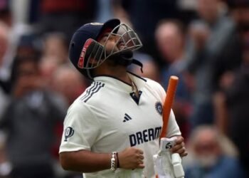 ಮುರಿದ ಕಾಲಿನಲ್ಲೇ ಬ್ಯಾಟಿಂಗ್ಗೆ ಬಂದ ಪಂತ್, ಎದ್ದು ನಿಂತು ಗೌರವ ಸಲ್ಲಿಸಿದ ಮ್ಯಾಂಚೆಸ್ಟರ್!