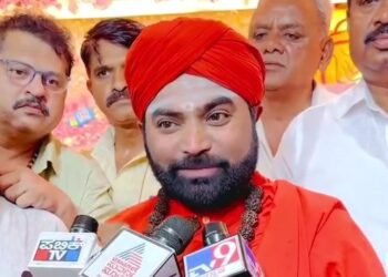 ಜಾತಿ ಮಠಗಳಿಂದ ಸಮಾಜ ಕಲುಷಿತವಾಗುತ್ತಿದೆ ಎನ್ನುವುದಕ್ಕೆ ನೈತಿಕ ಹಕ್ಕಿಲ್ಲ | ರಂಭಾಪುರಿಶ್ರೀಗೆ ವಚನಾನಂದಶ್ರೀ ತಿರುಗೇಟು