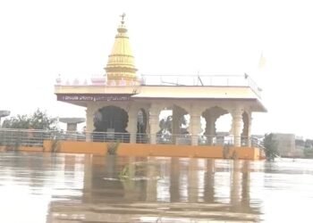 ಅಪಾಯದ ಮಟ್ಟ ಮೀರಿ ಹರಿಯುತ್ತಿರುವ ಕೃಷ್ಣಾ ನದಿ, ಮುಳುಗಡೆಗೊಂಡ ದತ್ತ ದೇವಸ್ಥಾನ