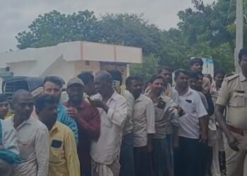 ಯೂರಿಯಾ ಗೊಬ್ಬರದ ಕೊರತೆ | ಸರತಿ ಸಾಲಿನಲ್ಲಿ ನಿಂತ ರೈತರು