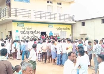 ಯೂರಿಯಾ ಗೊಬ್ಬರದ ಕೊರತೆ | ರಾತ್ರಿಯಿಡೀ ಸೊಸೈಟಿ ಮುಂದೆ ಮಲಗಿದ್ದ ರೈತರು