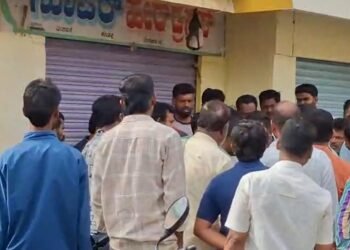 ಸವಿತಾ ಸಮಾಜದಿಂದ ಬಂದ್‌ | ಬಲವಂತವಾಗಿ ಬೀಗ ಹಾಕಿಸಿದ ಮುಖಂಡರು