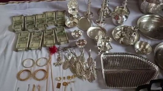 ಲೋಕಾ ದಾಳಿ | 50 ಲಕ್ಷಕ್ಕೂ ಮೀರಿ ನಗದು, ಕೋಟಿ ಬೆಲೆ ಬಾಳುವ ಬಂಗಾರ, ಬೆಳ್ಳಿ ಪತ್ತೆ