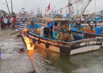 ಬೈತ್ಕೋಲ್ ಬಂದರಿನ ಬೋಟ್ ನಲ್ಲಿ ತಪ್ಪಿದ ಭಾರೀ ಅನಾಹುತ