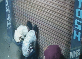 ತಡರಾತ್ರಿ ಮಧ್ಯದಂಗಡಿ ದೋಚಿದ ಖದೀಮರು | ಸಿಸಿ ಕ್ಯಾಮೆರಾದಲ್ಲಿ ದೃಶ್ಯ ಸೆರೆ