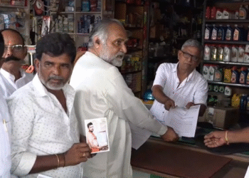 ಗವಿಸಿದ್ದಪ್ಪ ನಾಯಕನ ಕೊಲೆ ಪ್ರಕರಣ: ನ್ಯಾಯಕ್ಕಾಗಿ ಸಾರ್ವಜನಿಕರ ಕಾಲಿಗೆ ಬಿದ್ದ ಮೃತನ ತಂದೆ