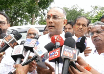 ದೇವರಾಜು ಅರಸು ಅವರ ದಾಖಲೆಯನ್ನು ಮುರಿದು ಸಿದ್ದರಾಮಯ್ಯ ಸಿಎಂ ಆಗಿ ಮುಂದುವರಿಯಲಿ : ದಿನೇಶ್ ಗುಂಡೂರಾವ್