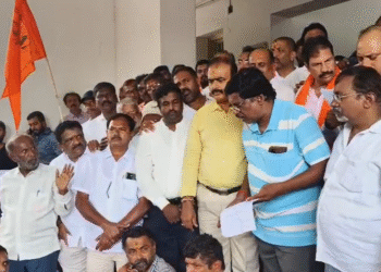 ಧರ್ಮಸ್ಥಳದ ಆಡಳಿತಾಧಿಕಾರಿ ಪರವಾಗಿ ಹಾಸನದಲ್ಲಿ ಭಕ್ತರ ಪ್ರತಿಭಟನೆ