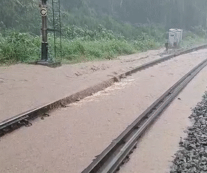 ವರುಣಾರ್ಭಟ : ರೈಲ್ವೆ ಟ್ರ್ಯಾಕ್ ಮೇಲೆ ಕುಸಿದ ಮಣ್ಣು, ರೈಲು ಸಂಚಾರಕ್ಕೆ ಅಡಚಣೆ