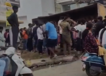 ಜೀಪ್ ಮೇಲೆ ಉರುಳಿ ಬಿದ್ದ ಟಿಪ್ಪರ್ ಲಾರಿ